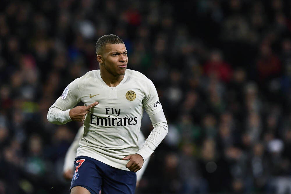 还得你来！詹姆斯撤步三分正中靶心 打破湖人开场4分钟得分荒